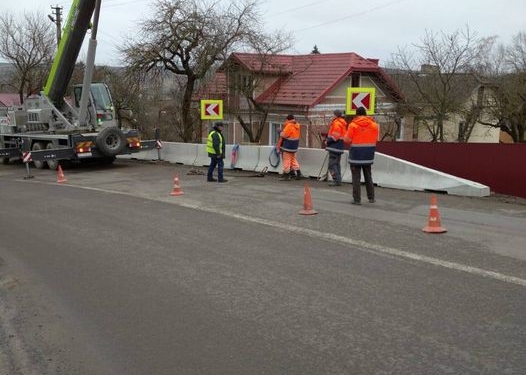 На Тернопільщині роблять безпечним “крутий” дорожній поворот
