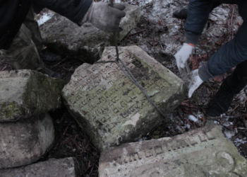 На Тернопільщині у освітньому закладі знайшли івритські надгробки