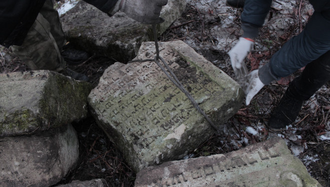 На Тернопільщині у освітньому закладі знайшли івритські надгробки