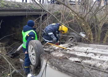На Тернопільщині машину так занесло, що опинилася перевернутою у кюветі