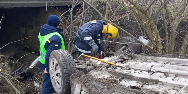 На Тернопільщині машину так занесло, що опинилася перевернутою у кюветі