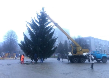 Сьогодні у Тернополі  облаштовують ілюмінацію на головній ялинці “Східного”