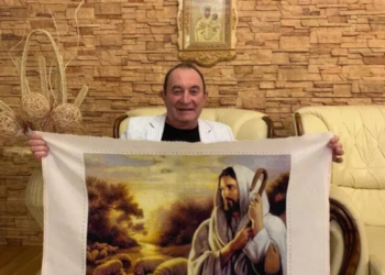 Відомий тернопільський артист почав вишивати картини