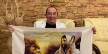 Відомий тернопільський артист почав вишивати картини