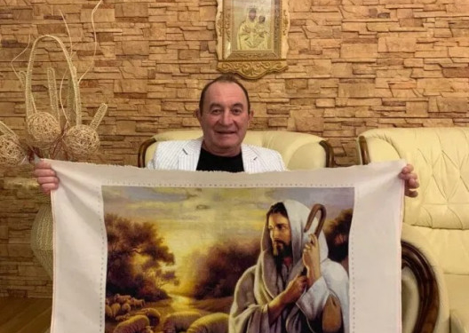 Відомий тернопільський артист почав вишивати картини