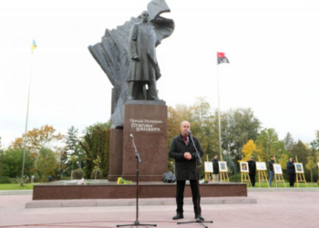 Громада Тернополя вимагає повернення Степанові Бандері звання Героя України