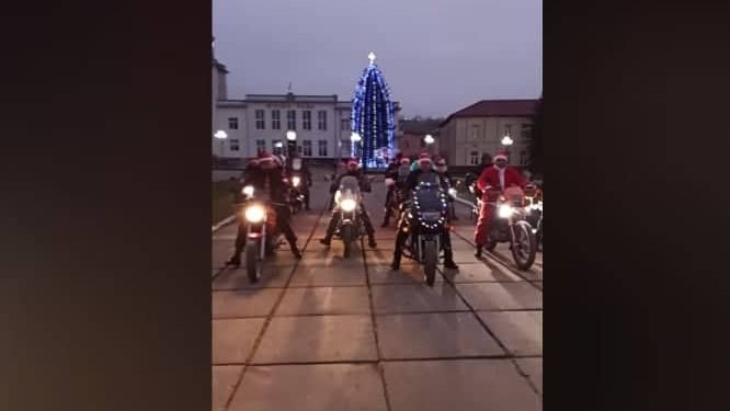 Дід Мороз на мотициклі або як байкери у Чорткові новорічну ялинку запалювали (Відео)