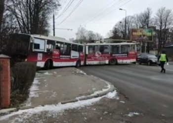 У Тернополі ДТП за участю тролейбуса (Відео)