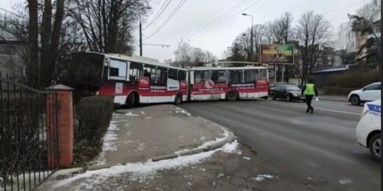 У Тернополі ДТП за участю тролейбуса (Відео)