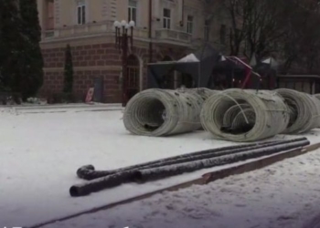 У Тернополі облаштовують ковзанку просто неба