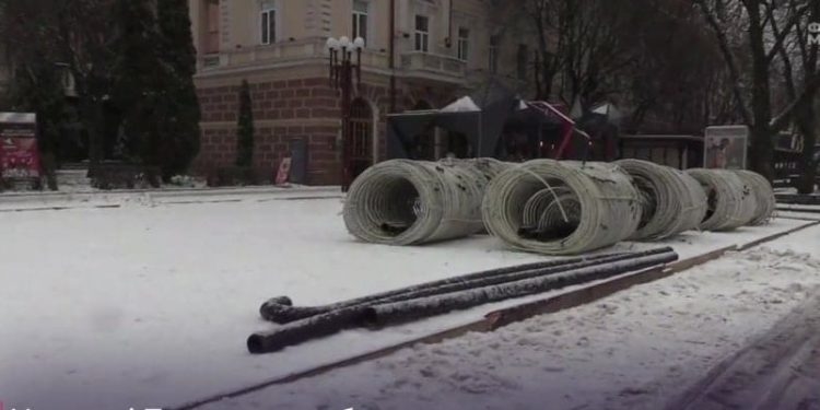 У Тернополі облаштовують ковзанку просто неба