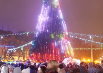 У Тернополі засяяла новорічна красуня