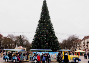 У Тернополі демонтовують “новорічну красуню”