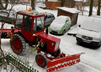 Тернополян просять паркувати авто у спеціально відведених місцях: працює прибиральна спецтехніка