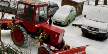 Тернополян просять паркувати авто у спеціально відведених місцях: працює прибиральна спецтехніка