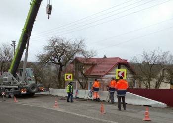 Безпека понад усе: на Тернопільщині встановили залізобетону дорожню огорожу
