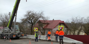 Безпека понад усе: на Тернопільщині встановили залізобетону дорожню огорожу