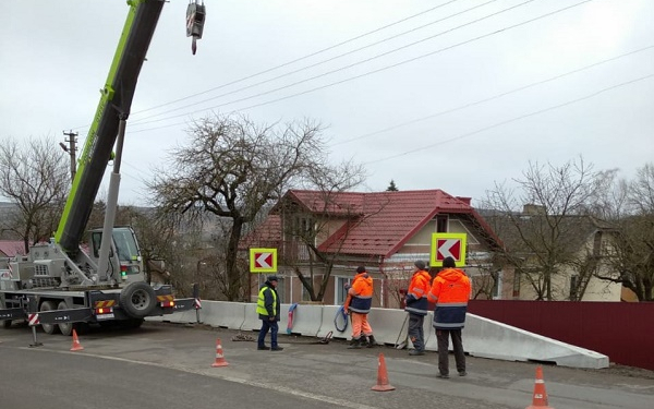 Безпека понад усе: на Тернопільщині встановили залізобетону дорожню огорожу