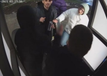 Нищать майно громади: У Тернополі хлопці нахуліганили в сучасному ліфті на пішохідному мості