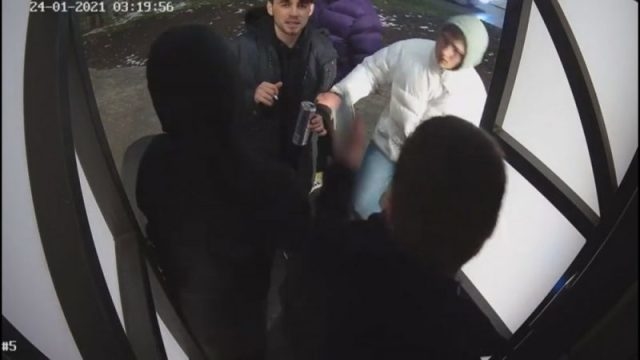 Нищать майно громади: У Тернополі хлопці нахуліганили в сучасному ліфті на пішохідному мості