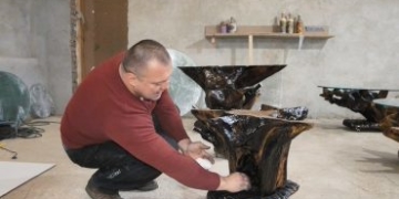 Житель Тернопільщини виготовляє меблі з пеньків і коріння дерев