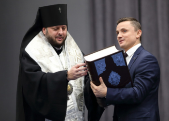 Владика Тихон подарував голові облради Михайлу Головку копію Пересопницького Євангелія (фото)
