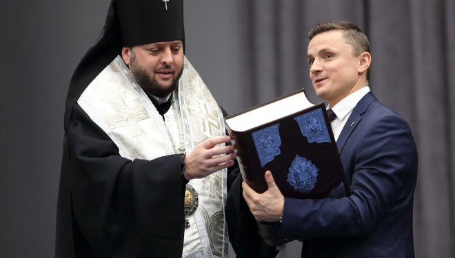 Владика Тихон подарував голові облради Михайлу Головку копію Пересопницького Євангелія (фото)