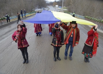 На межі Тернопільської та Хмельницької області з’єднали 50-ти метровий прапор