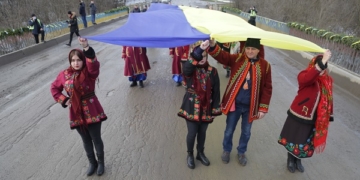 На межі Тернопільської та Хмельницької області з’єднали 50-ти метровий прапор