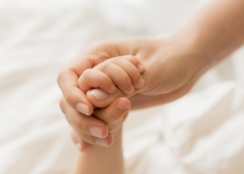 На Тернопільщині молоду маму та її дитину з інвалідністю залишили без засобів до існування