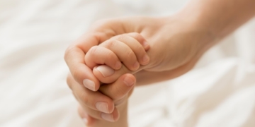 На Тернопільщині молоду маму та її дитину з інвалідністю залишили без засобів до існування