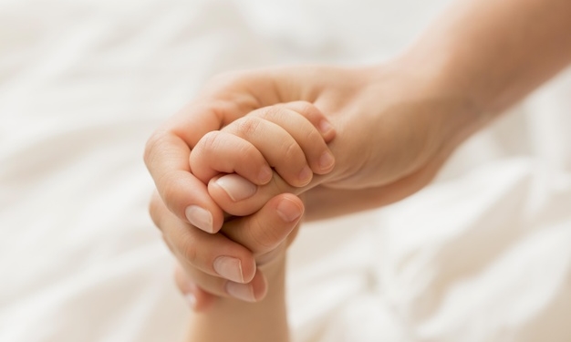 На Тернопільщині молоду маму та її дитину з інвалідністю залишили без засобів до існування