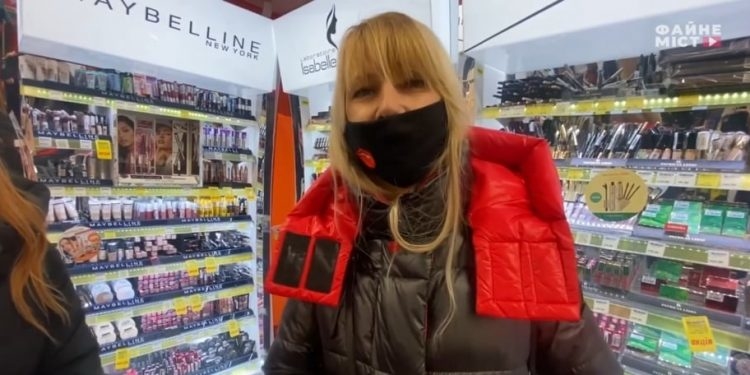 У Тернополі жінка мало не отримала штраф за неправильне носіння маски (Відео)