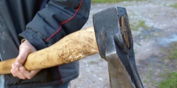 На Тернопільщині чоловік вдарив сокирою в живіт знайомого екс-дружини