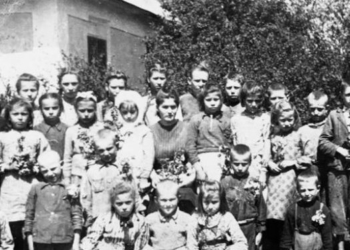 На Тернопільщині 97-річна вчителька шукає своїх учнів із світлини 1946-го року