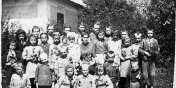 На Тернопільщині 97-річна вчителька шукає своїх учнів із світлини 1946-го року