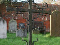 Скрута доводить: на Тернопільщині почали красти речі із цвинтарів