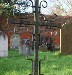 Скрута доводить: на Тернопільщині почали красти речі із цвинтарів