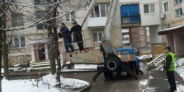 Безпечне місто: у Тернополі триває обрізка дерев
