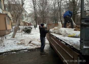 У Тернополі продовжують прибирати підвальні приміщення
