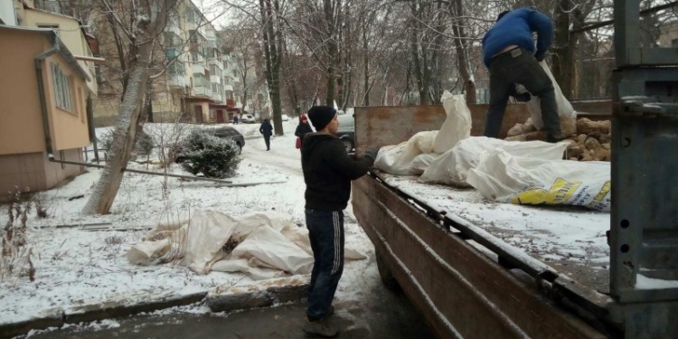 У Тернополі продовжують прибирати підвальні приміщення