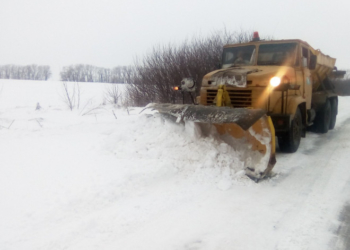 Снігові замети: на Тернопільщині дороги розчищають гусеничною технікою