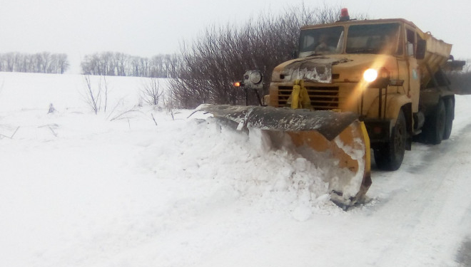 Снігові замети: на Тернопільщині дороги розчищають гусеничною технікою