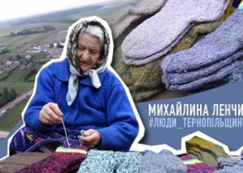 86-річна пенсіонерка з Тернопільщини в’яже шкарпетки для воїнів АТО/ООС