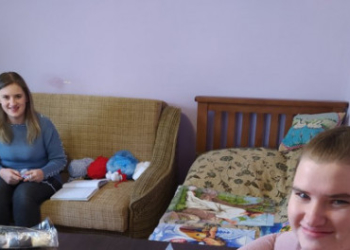 Сестри з Тернопільщини, незважаючи на хворобу, творять своїми руками іграшки та картини