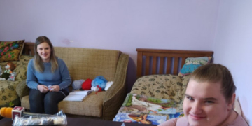 Сестри з Тернопільщини, незважаючи на хворобу, творять своїми руками іграшки та картини