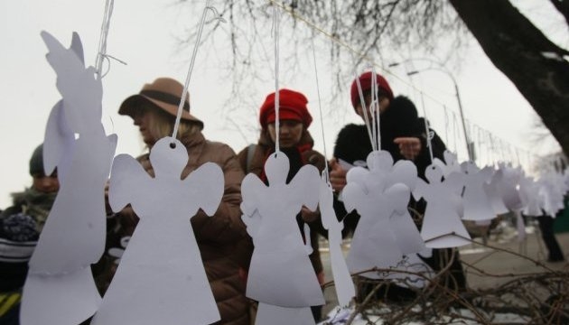 У Тернополі біля пам’ятника Небесній сотні відбулася тиха акція “Ангели пам’яті”