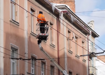 У Тернополі триває боротьба з бурульками