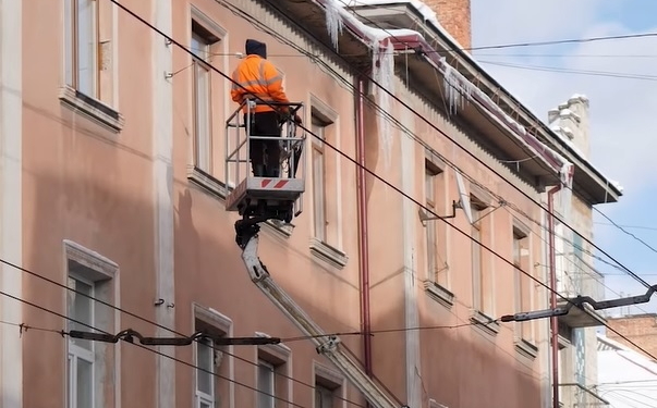 У Тернополі триває боротьба з бурульками