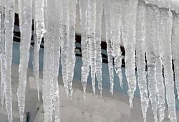 У Тернополі очищають покрівлі будинків від крижаних налипань (Відео)